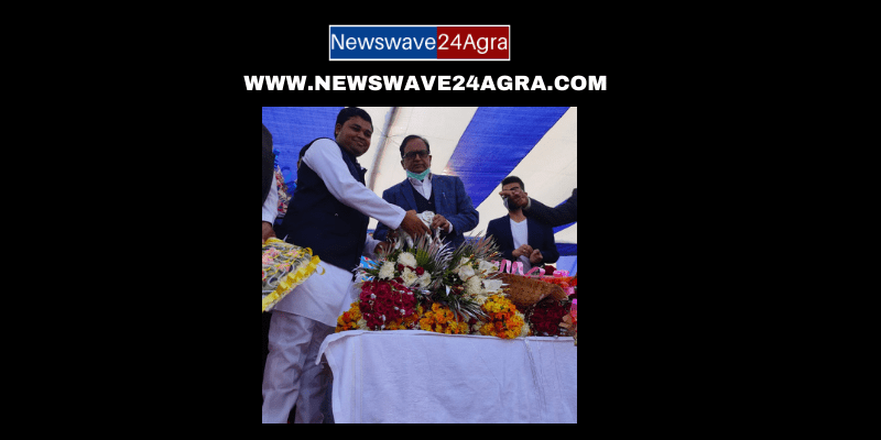  बाह बीएसपी प्रत्याशी नितिन वर्मा ने सतीश मिश्रा को चांदी का मुकुट भेंट कर किया स्वागत