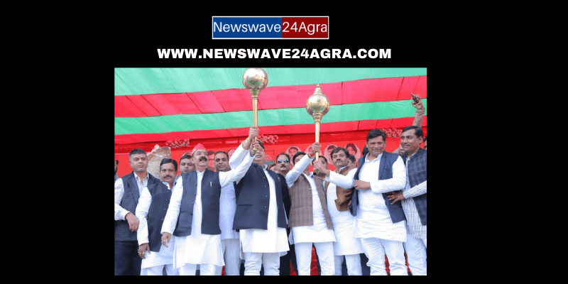  आगरा के कुर्रा चित्तरपुर में समाजवादी पार्टी द्वारा भगवान परशुराम की प्रतिमा का अनावरण